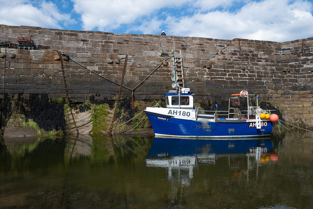  View of an old harbour at low tide, East Lothian, Scotland, United Kingdom 