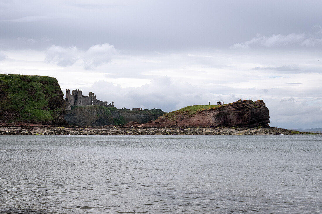 Blick auf die Burgruine von Tartallon Castle an der Küste, North Berwick, East Lothian, Schottland, Vereinigtes Königreich