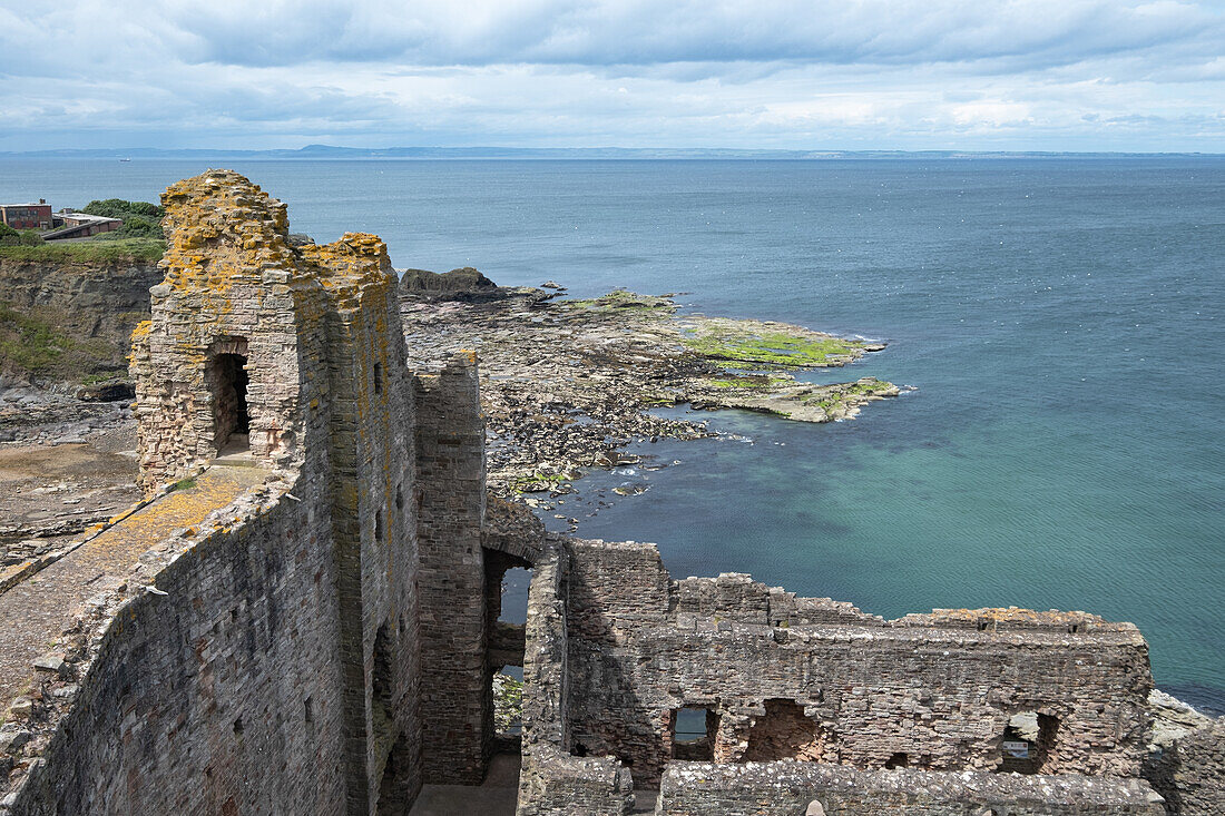 Blick auf Bass Rock vom Tartallon Castle aus, im Vordergrund der Innenhof der Burgruine, North Berwick, East Lothian, Schottland, Vereinigtes Königreich