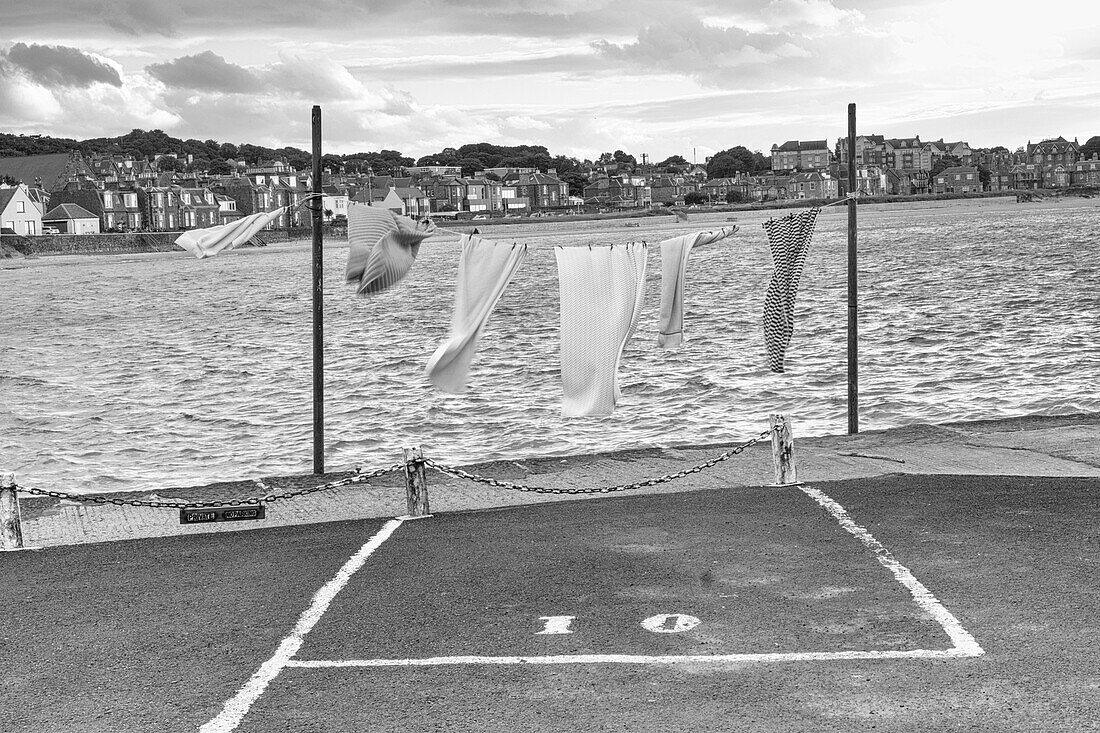  View of North Berwick with washing line in the foreground, North Berwick, East Lothian, Scotland, United Kingdom 