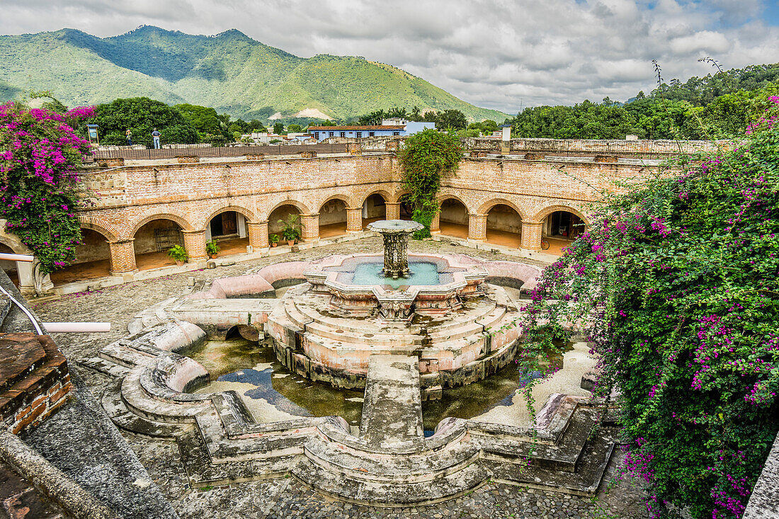 „Pescados-Brunnen“ aus dem 18. Jahrhundert, im Kreuzgang des Mercedarianer-Kloster, Ultrabarroco guatemalteco, 16. Jahrhundert, Antigua Guatemala, Departement Sacatepéquez, Guatemala