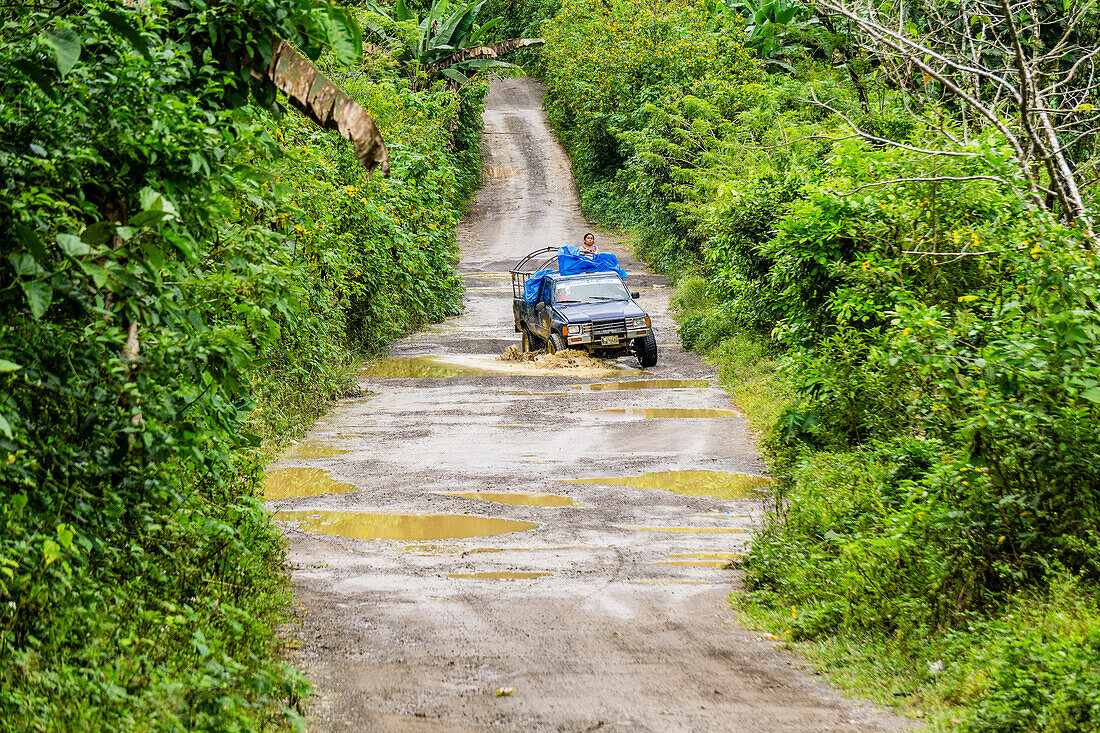 Geländefahrzeug auf der Straße von Uspantan nach Lancetillo, La Parroquia, Reyna-Gebiet, Quiche, Guatemala, Mittelamerika