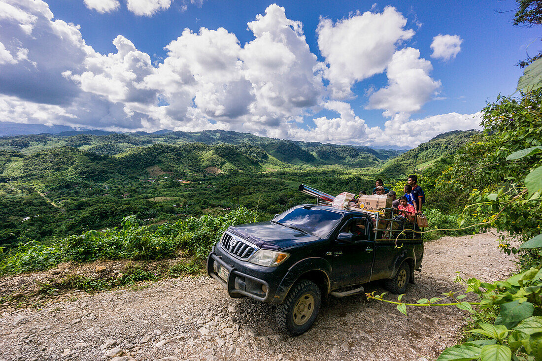  Geländewagen auf der Straße im Regenwald bei Saquixpec, Sierra de Chama, Reyna-Gebiet, Quiche, Guatemala, Mittelamerika 