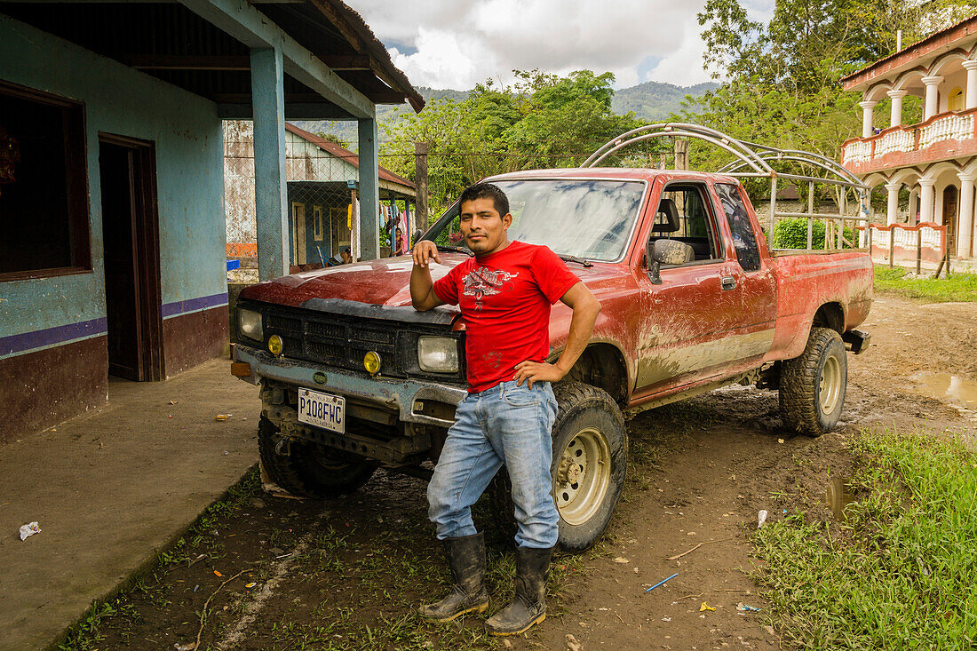  Mann und sein SUV, Lancetillo, La Parroquia, Reyna-Gebiet, Quiche, Guatemala, Mittelamerika 