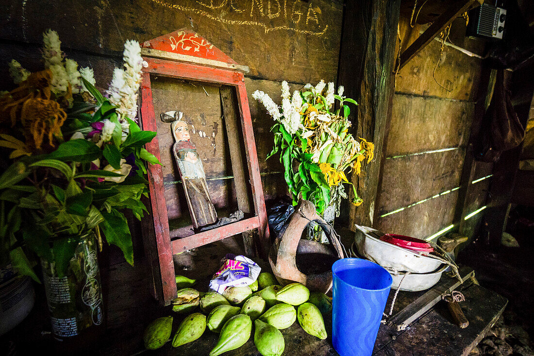  Privater synkretistischer Altar, Lancetillo, La Parroquia, Reyna-Gebiet, Quiche, Guatemala, Mittelamerika 