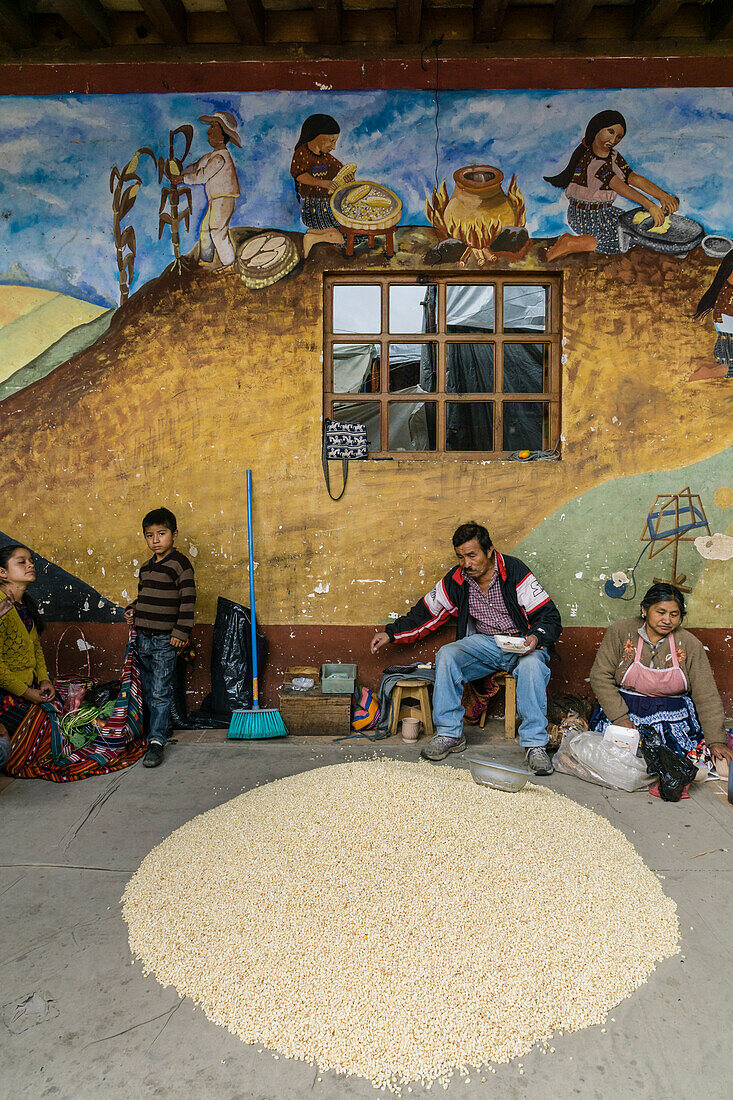  Maya-Händler, Markt im historischen Zentrum, Chichicastenango, Gemeinde des Departements El Quiché, Guatemala, Mittelamerika 