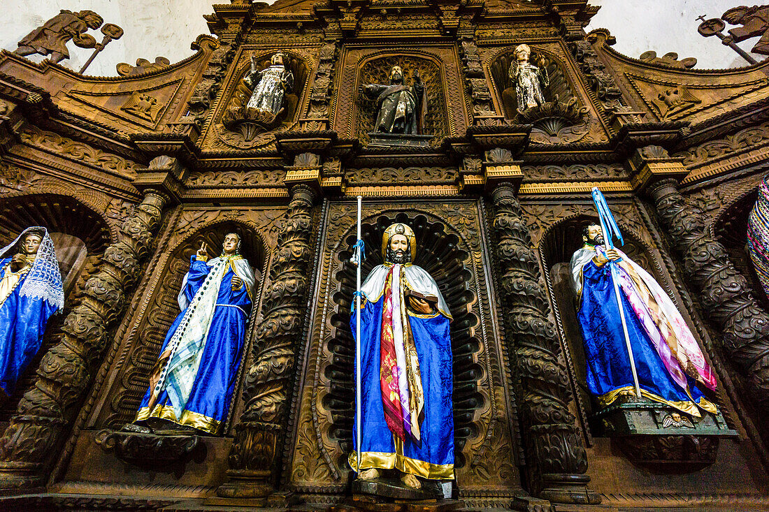  Religiöse Figuren, Kirche Santiago Apóstol, 1547, Santiago Atitlan, Departement Sololá, Guatemala, Mittelamerika 