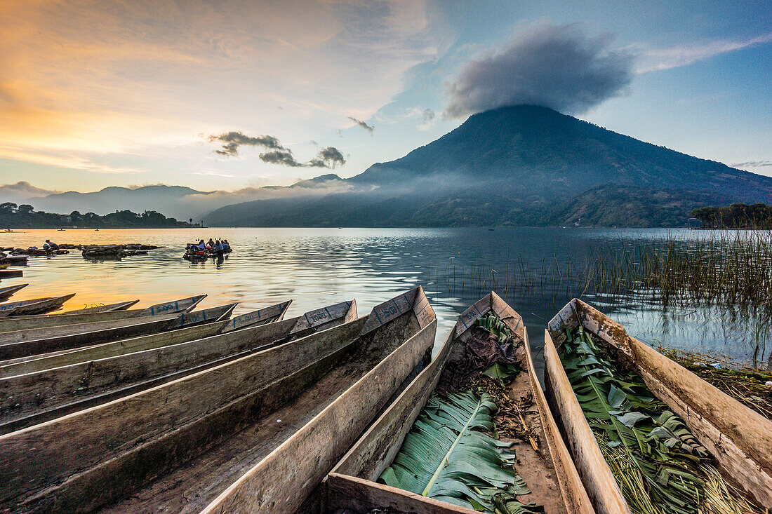 Kanus auf dem Atitlan-See vor dem Vulkan San Pedro, Santiago Atitlan, Departement Sololá, Guatemala, Mittelamerika