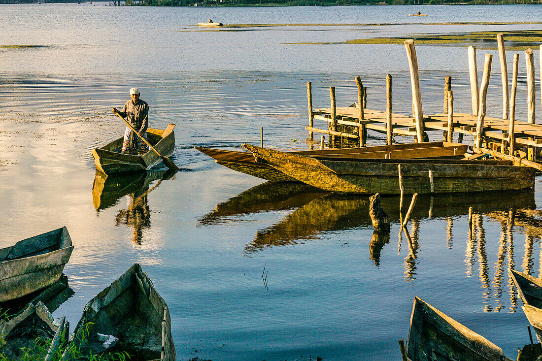 Kanus auf dem Atitlan-See vor dem Vulkan San Pedro, Santiago Atitlan, Departement Sololá, Guatemala, Mittelamerika