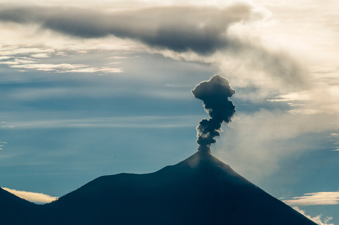 aktiver Vulkan Acatenango, Guatemala, Mittelamerika