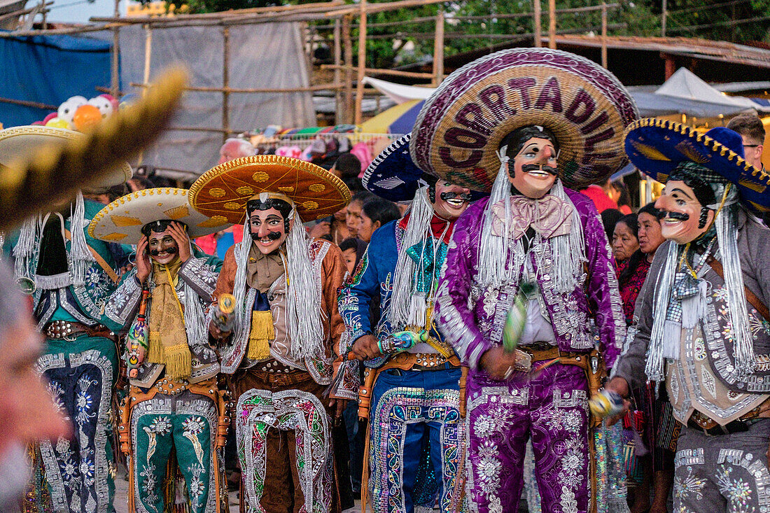  Tanz der Mexikaner in Charro-Kleidern, Santo Tomás Chichicastenango, Republik Guatemala, Mittelamerika 