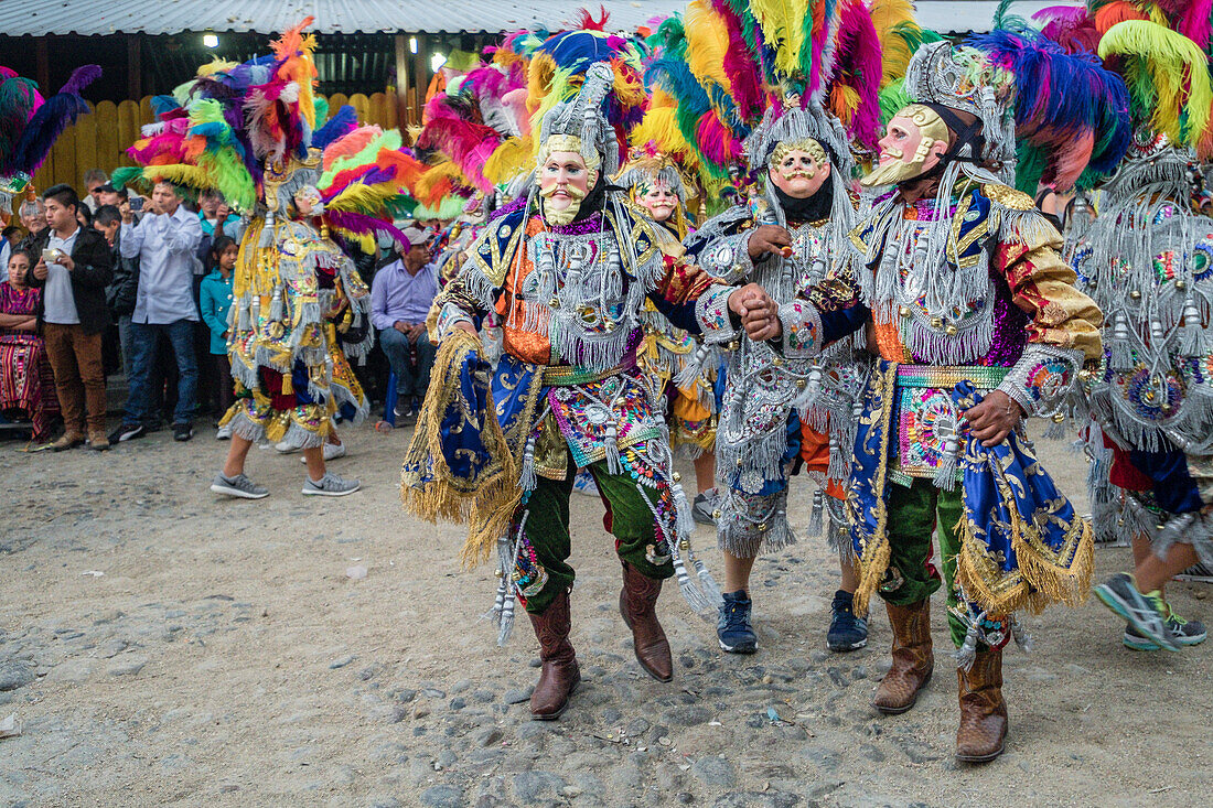  Tanz des kleinen Stiers, „Torito-Tanz“, synkretistischer Tanz aus dem 17. Jahrhundert mit traditionellen Kostümen, Santo Tomás Chichicastenango, Republik Guatemala, Mittelamerika 