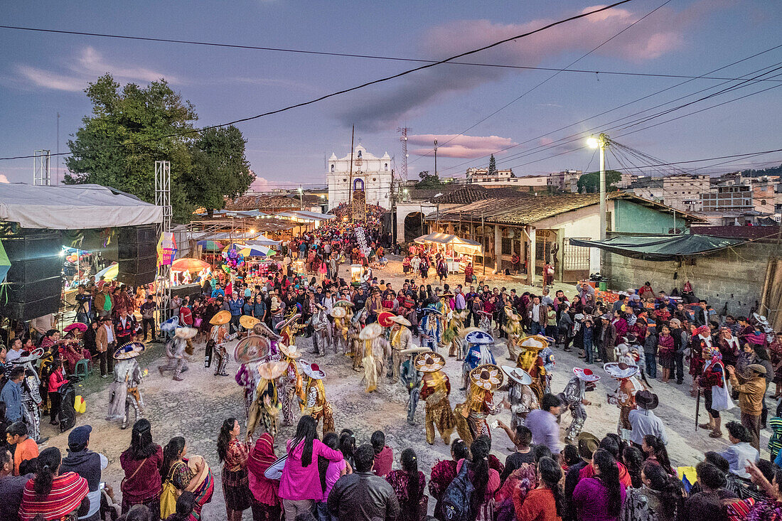  Tanz der Mexikaner in Charro-Kleidern, Santo Tomás Chichicastenango, Republik Guatemala, Mittelamerika 