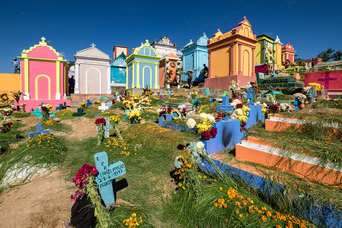  Frisch gestrichene bunte Gräber, Feier zum Tag der Toten auf dem General Cemetery, Santo Tomas Chichicastenango, Republik Guatemala, Mittelamerika 