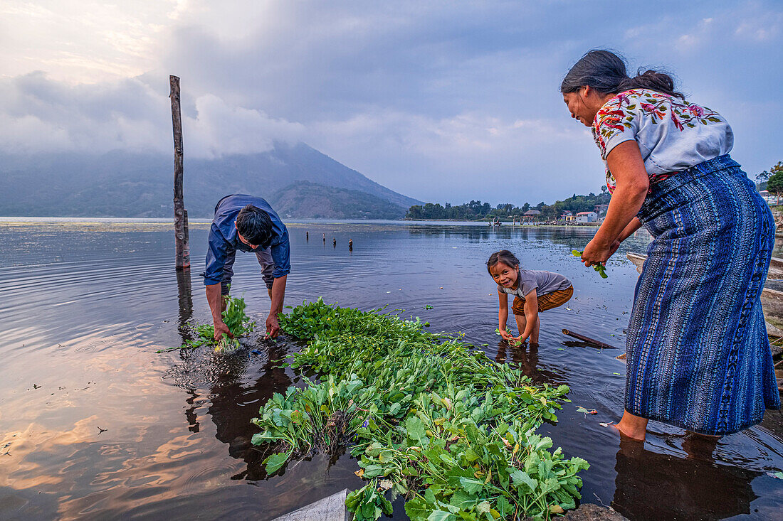  Bauernfamilie, Atitlán-See, Sololá Guatemala, Mittelamerika 