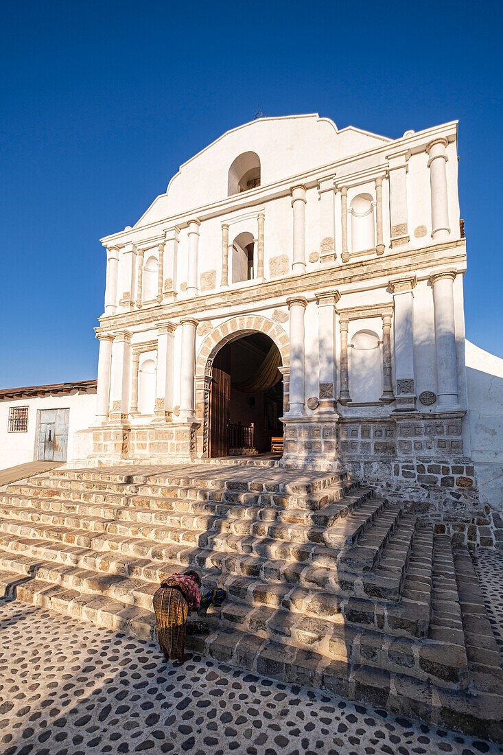  Frau trägt Maya-Opfergaben, koloniale katholische Kirche, San Bartolomé Jocotenango, Gemeinde des Departements Quiché, Guatemala, Mittelamerika 