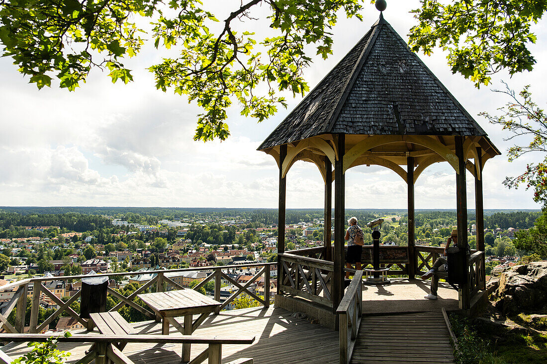 Aussichtsplattform mit spektakulärer Aussicht 70 Meter über der Stadt Söderköping, Schweden