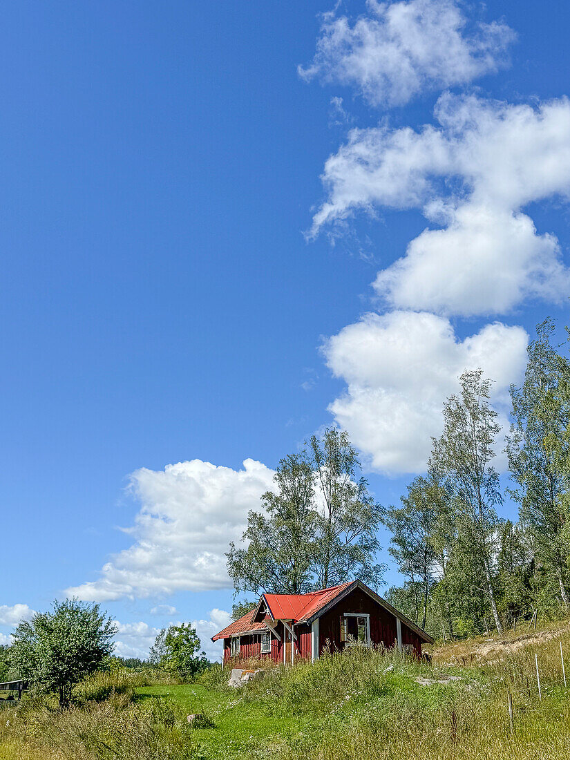  Typisches rotes Haus in Südschweden. Die Farbe heißt Falurot und ist seit dem letzten Jahrhundert ein beständiges Symbol des ländlichen Lebens in Schweden. 