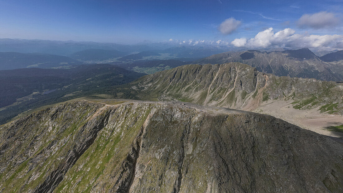 Luftbildaufnahme Preber eingebettet in den Schladminger Tauern direkt an der Grenze von Salzburg zur Steiermark in Österreich.