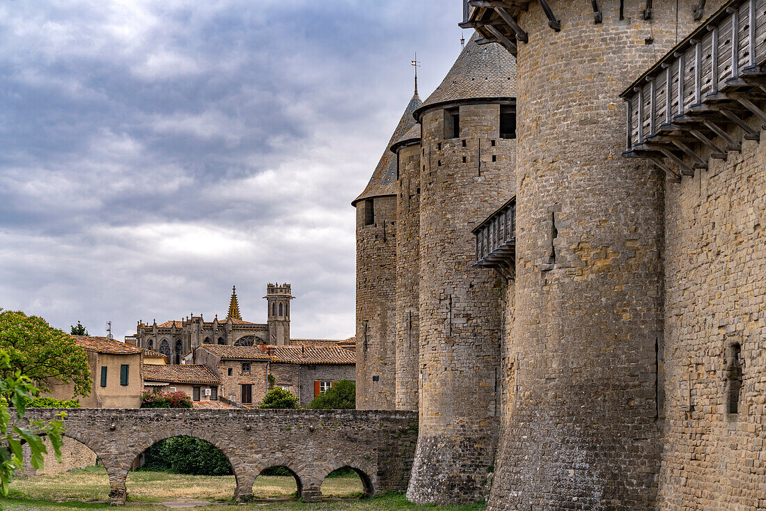  The medieval fortress Cité de Carcassonne with the basilica of St-Nazaire and St-Celse, France, Europe 