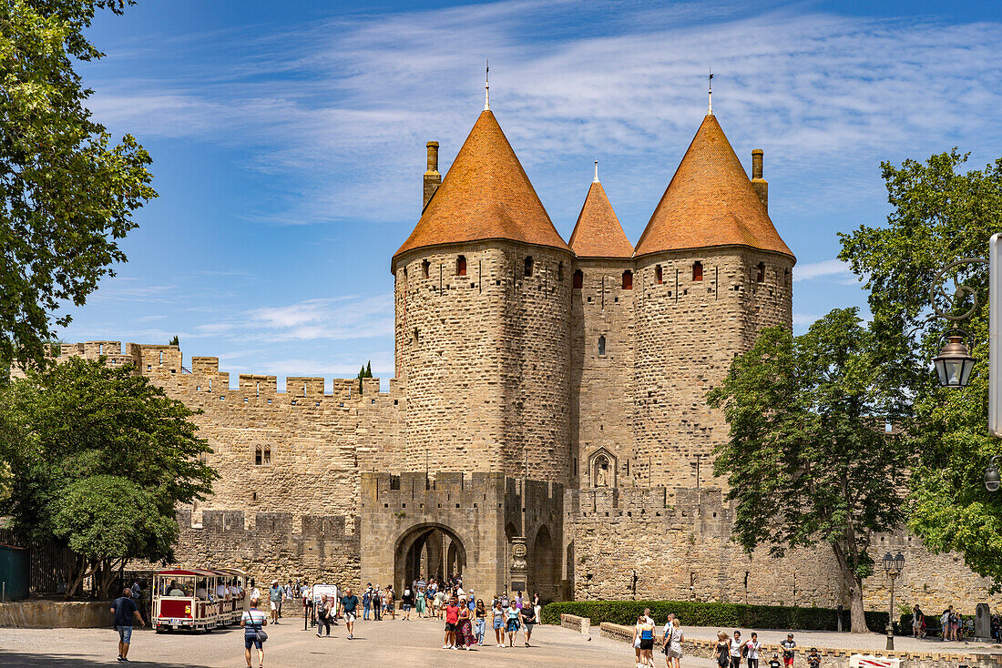 Das Tor von Narbonnaise der mittelalterlichen Festung Cité de Carcassonne, Frankreich, Europa