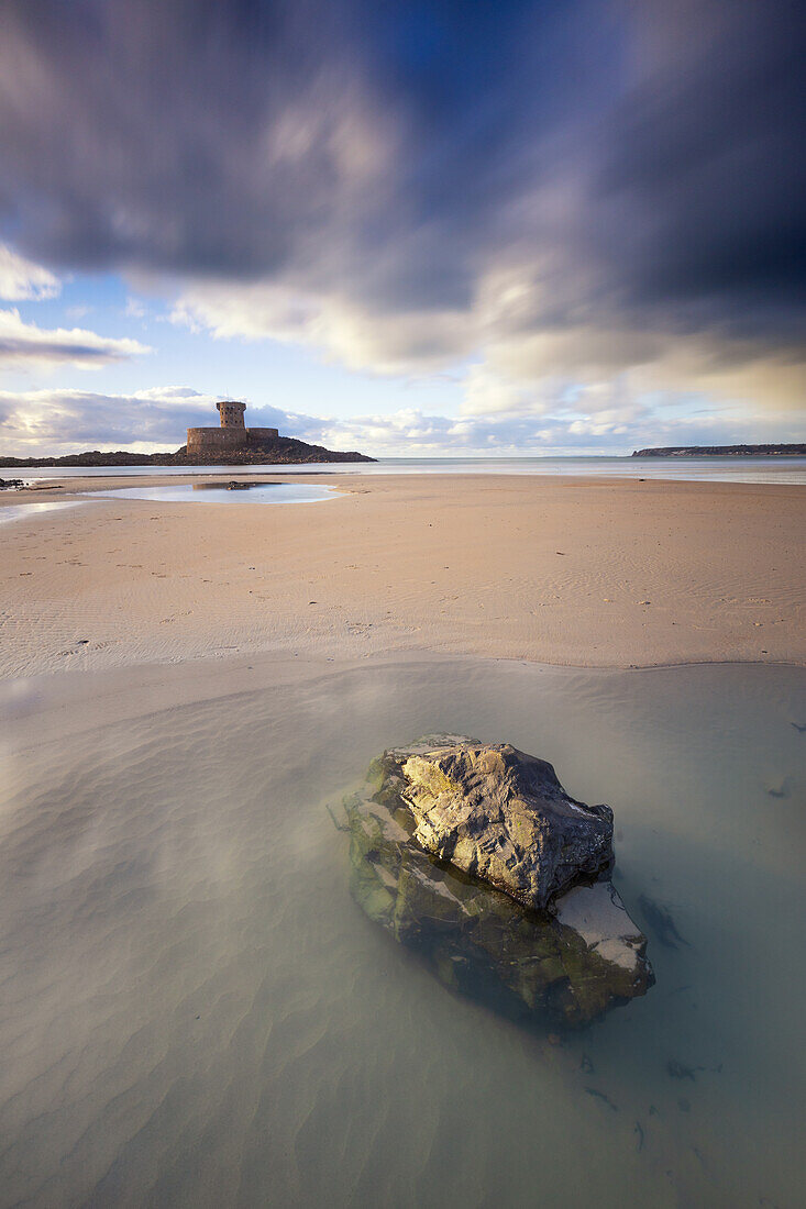 Wehrturm La Rocco Tower am Sandstrand bei Sonnenuntergang, Jersey, Ärmelkanal, Kanalinseln, Großbritannien