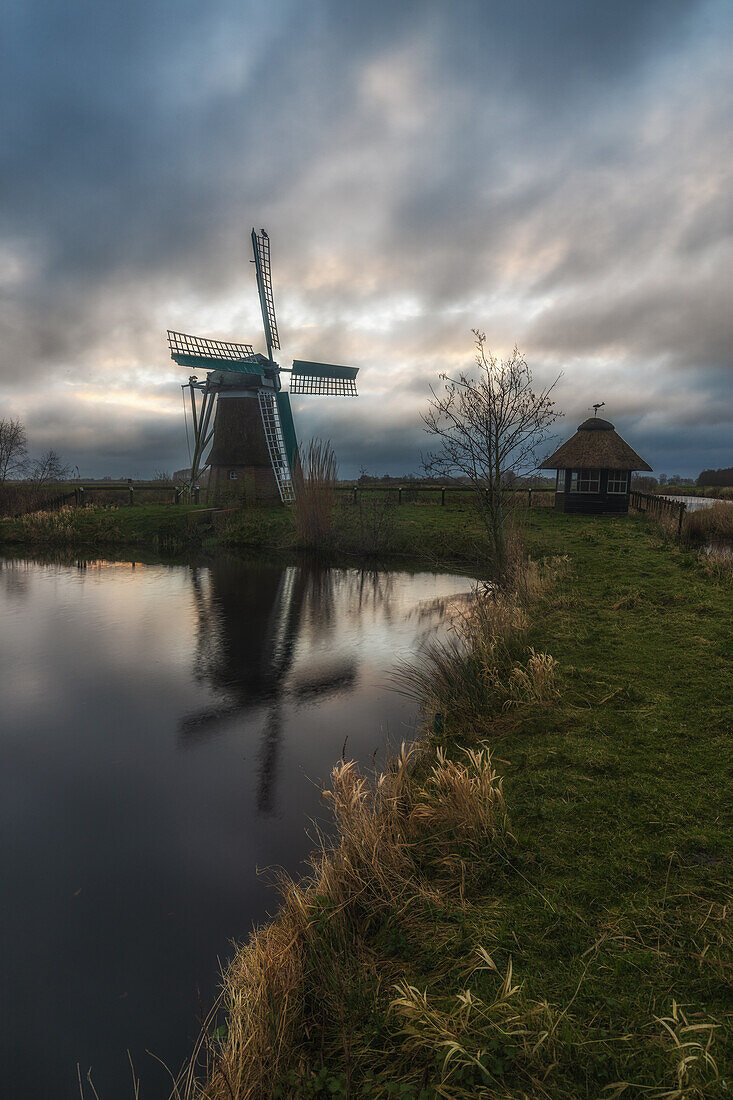 Alte Windmühle Agnes vor wolkigem Himmel, Bedekaspel, Südbrookmerland, Ostfriesland, Niedersachsen, Deutschland