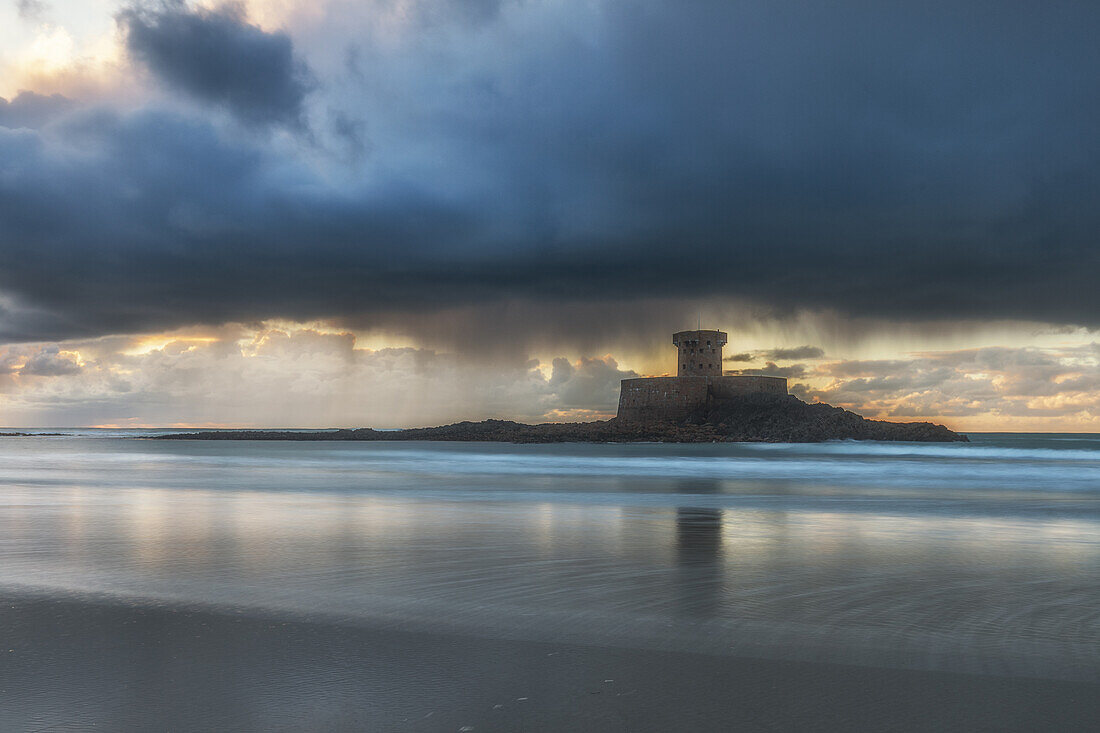 Wehrturm La Rocco Tower am Sandstrand bei Sonnenuntergang, Jersey, Ärmelkanal, Kanalinseln, Großbritannien