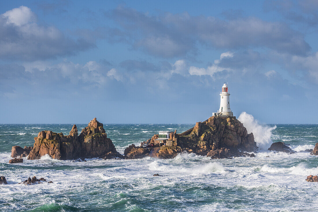 Leuchtturm La Corbiere auf Felseninsel bei Sturm, St. Brélade, Jersey, Ärmelkanal, Kanalinseln, Großbritannien