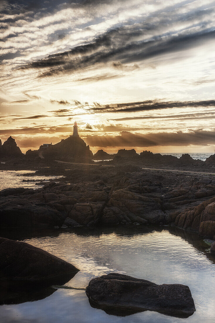 Leuchtturm von Le Corbiere bei Sonnenuntergang auf Felseninsel, St. Brélade, Jersey, Ärmelkanal, Kanalinseln, Großbritannien