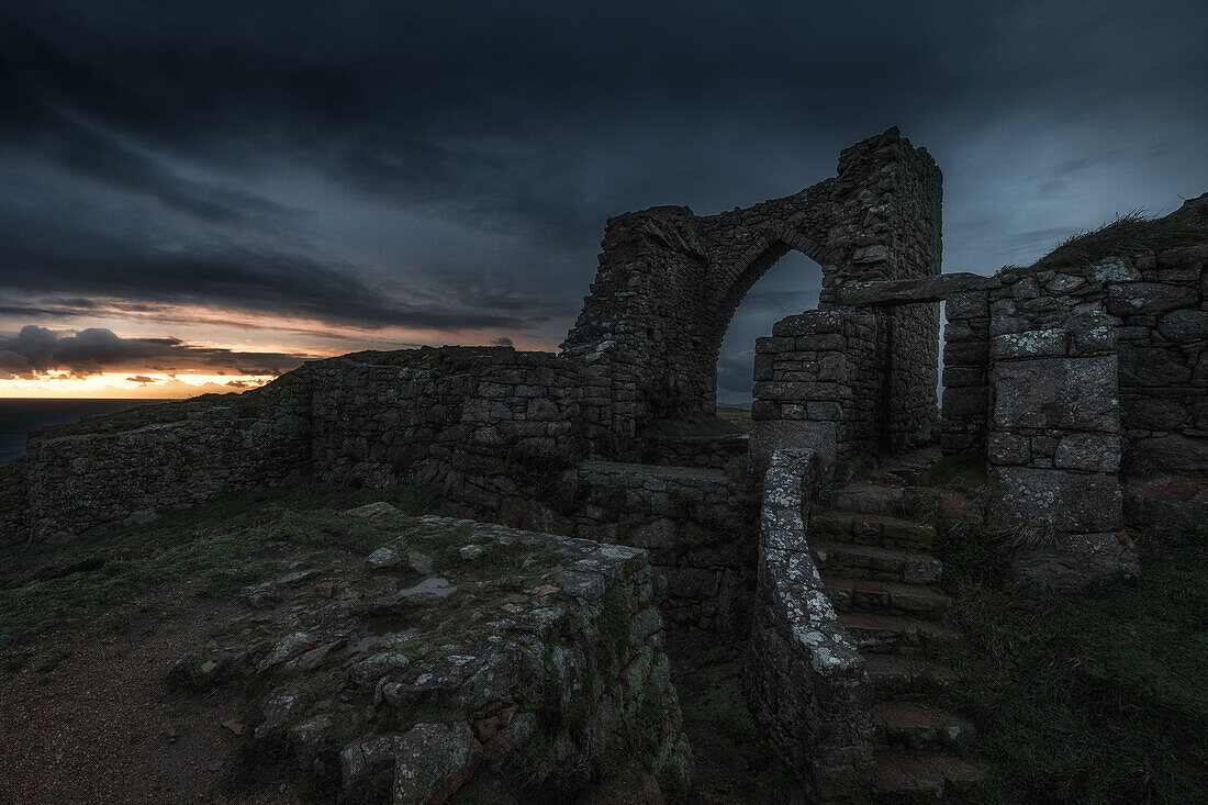 Ruine und Torbogen des Groznez Castle auf den Klippen bei Sonnenuntergang, Jersey, Ärmelkanal, Kanalinseln, Großbritannien