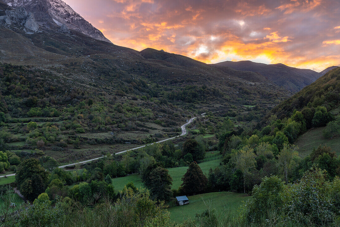 Bergstraße nach Prada de Valdeon zwischen den Bergen bei Sonnenaufgang, Posada de Valdeón, Provinz León, Kastilien-León, Spanien