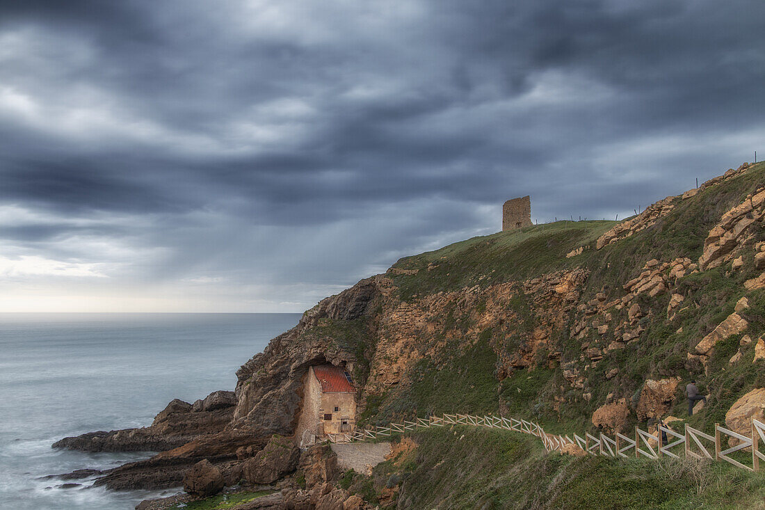 Blick über den Strand auf die Felskapelle Ermita de Santa Justa bei Sonnenaufgang, Playa de Santa Justa, Ubiarco, Cantabria, Kantabrien, Nordspanien, Spanien