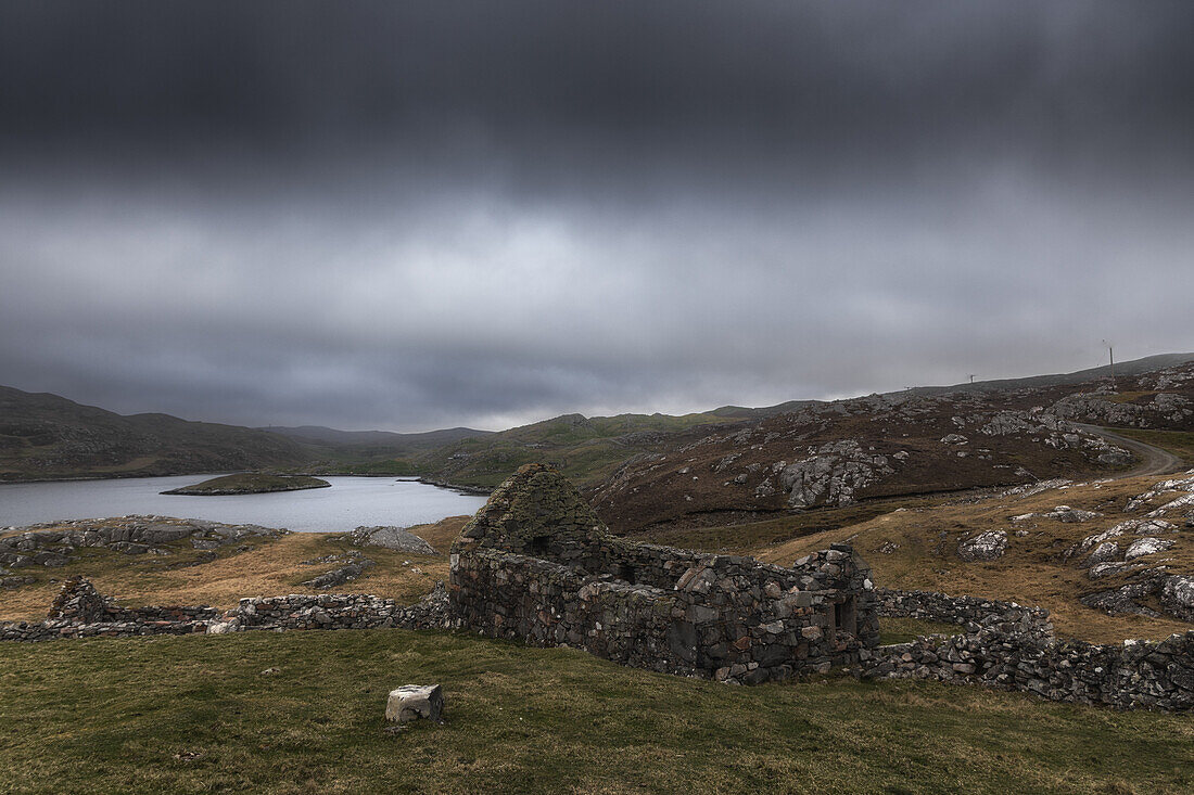 Verfallenes Cottage in einsamer Landschaft auf den Shetland Inseln, Shetland Islands, Schottland, Großbritannien