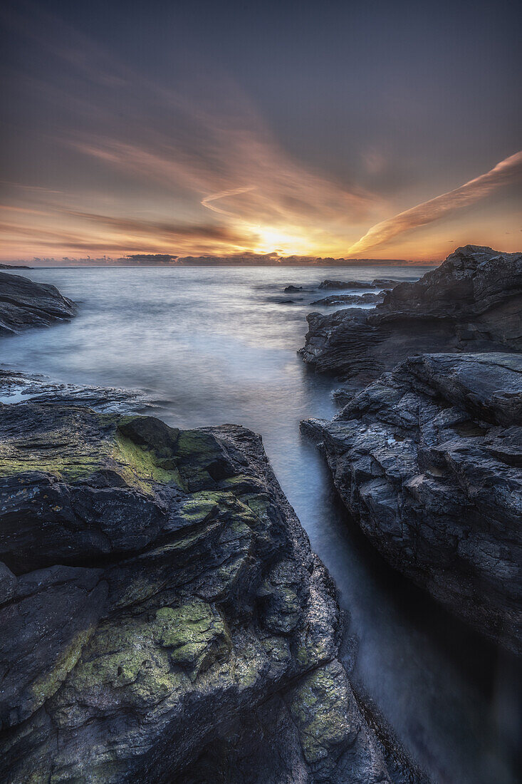 Felsküste bei Sonnenuntergang, Shetlandinseln Shetland Islands, Schottland, Großbritannien