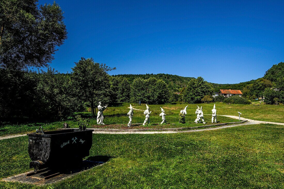 Schneewittchendorf Bergfreiheit im Kellerwald, Skulpturen der sieben Zwerge, Lore des ehemaligen Bergwerks, Bergfreiheit, Stadt Bad Wildungen, Hessen, Deutschland