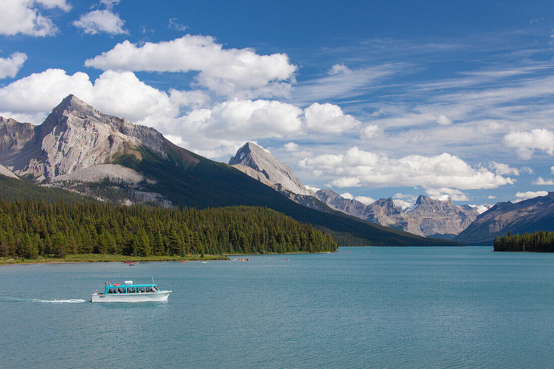 Boot im Maligne Lake, Jasper Nationapark, Alberta, Kanada