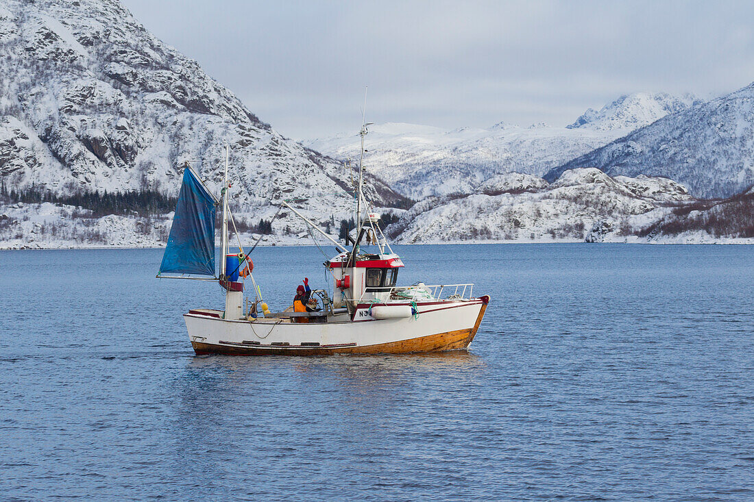 Fischerboot im Winter, Raftsund, Lofoten, Norwegen