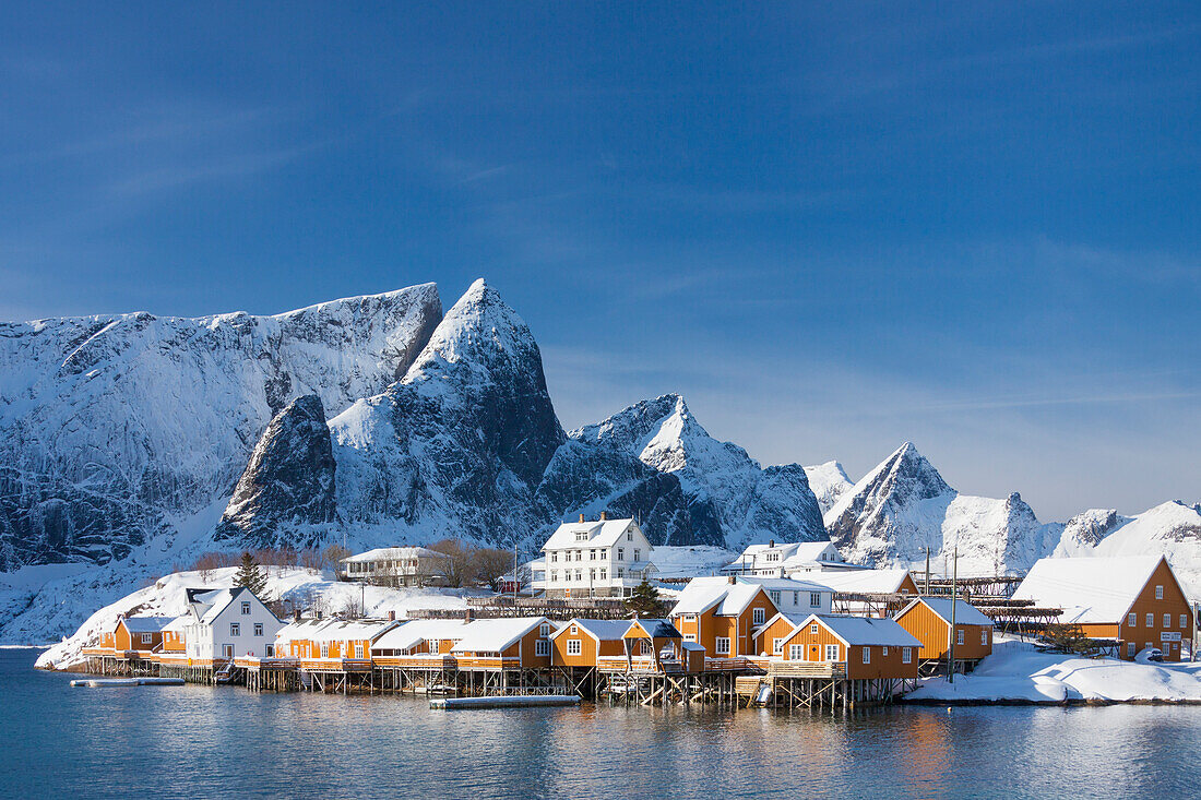 Häuser im Fischerort Sakrisoy, Winter, Lofoten, Norwegen