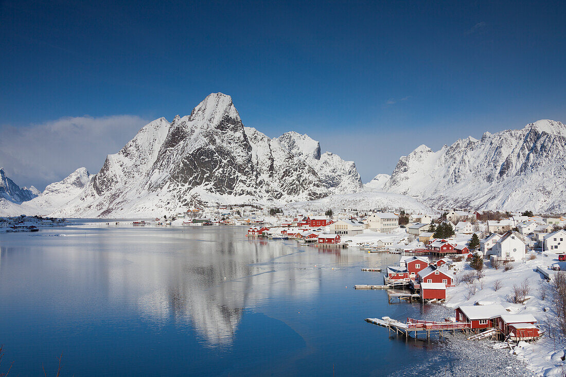 Fischerort Reine im Winter, Moskenes, Lofoten, Norwegen