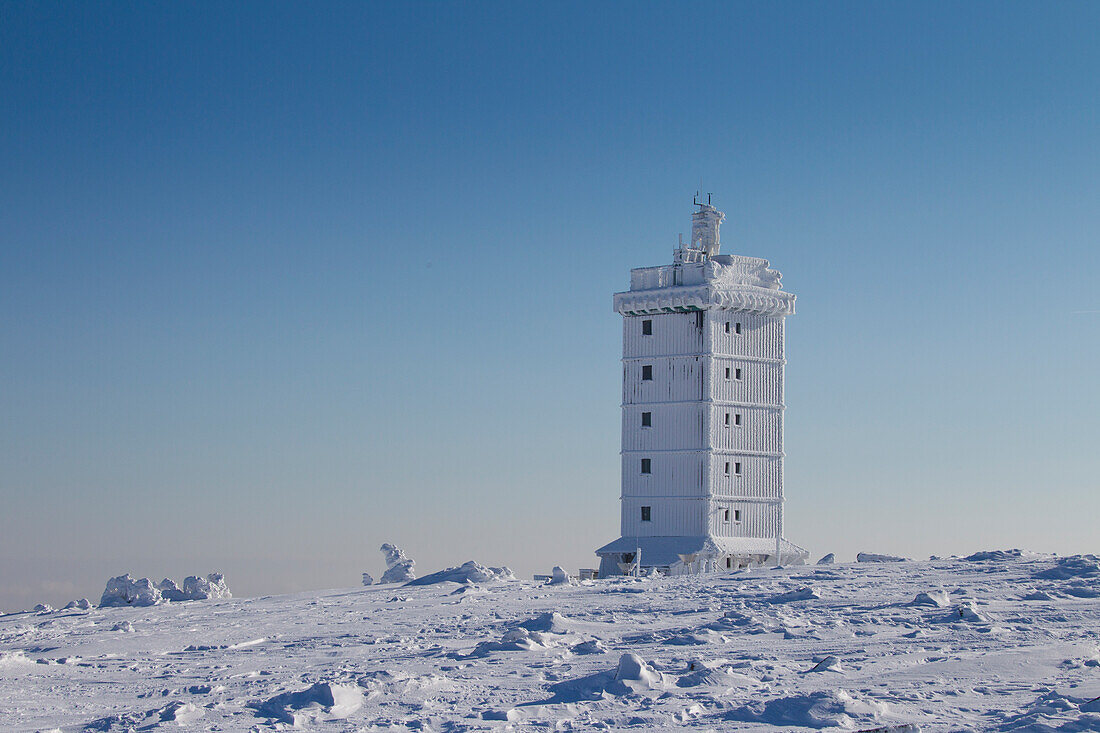  Weather station, in the snow, winter, Brocken, Harz National Park, Harz, Saxony-Anhalt, Germany 