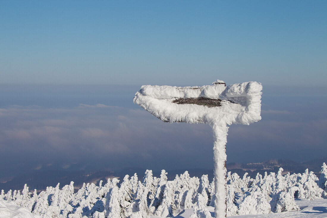  Hiking sign, snowy sign, Brocken, Harz, Harz National Park, winter, Saxony-Anhalt, Germany 