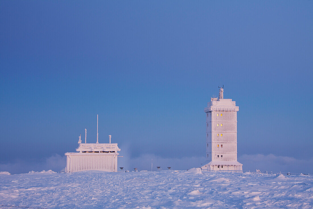  Weather station, in the snow, winter, Brocken, Harz National Park, Harz, Saxony-Anhalt, Germany 