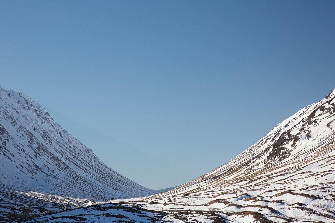  Snowy mountains Beinn Fhada and Stob Dubh, Glen Coe, Highlands, Scotland, Great Britain 