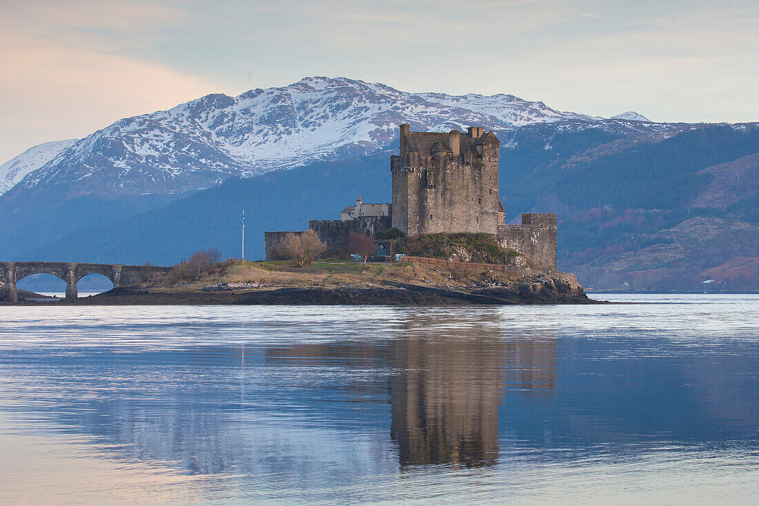  Eilean Donan Castle on Loch Duich, Highlands, Scotland, Great Britain, Europe 