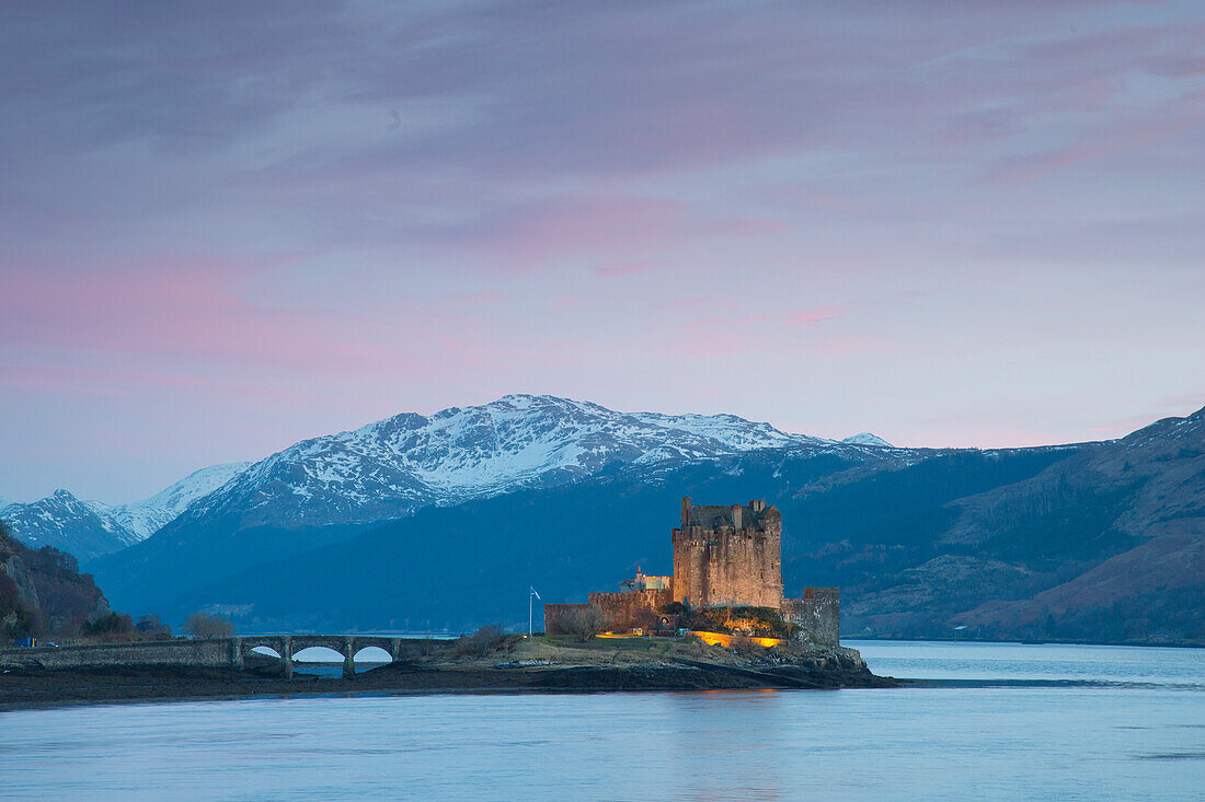 Eilean Donan Castle am Loch Duich, Highlands, Schottland, Grossbritanien, Europa