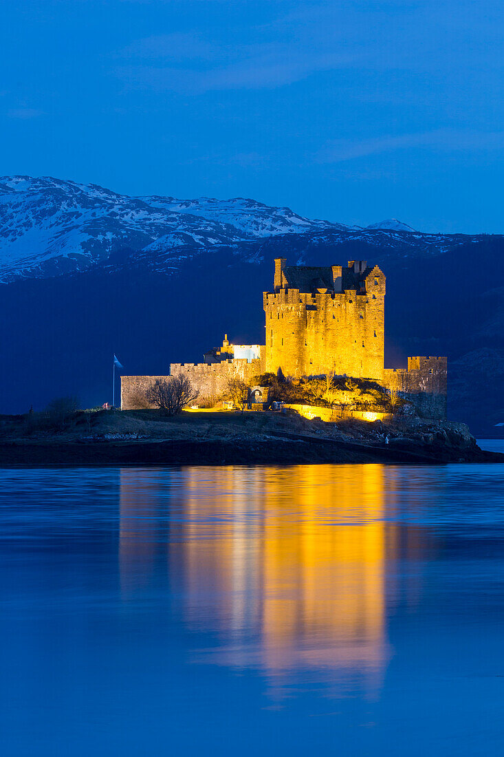 Eilean Donan Castle am Loch Duich, Highlands, Schottland, Grossbritanien, Europa