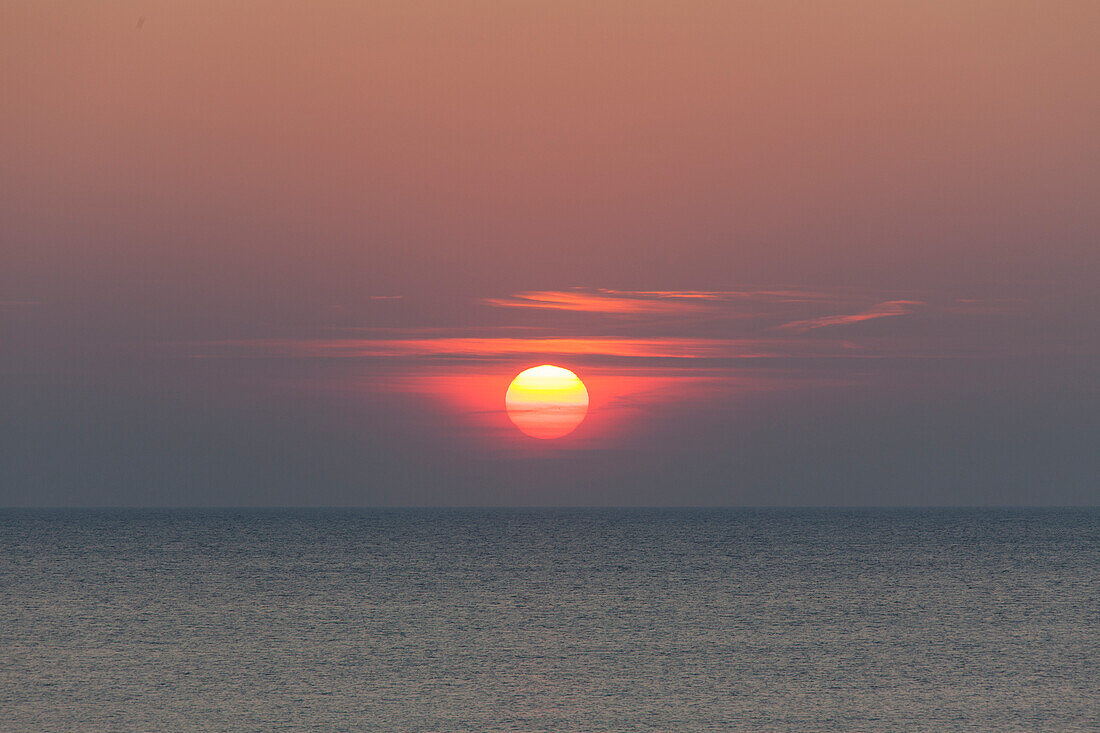 Sonnenuntergang am Weststrand, Nationalpark Vorpommersche Boddenlandschaft, Mecklenburg-Vorpommern, Deutschland