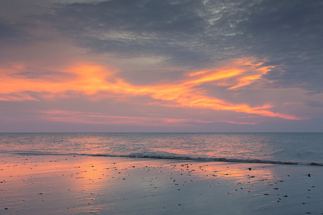 Sonnenuntergang am Weststrand, Nationalpark Vorpommersche Boddenlandschaft, Mecklenburg-Vorpommern, Deutschland