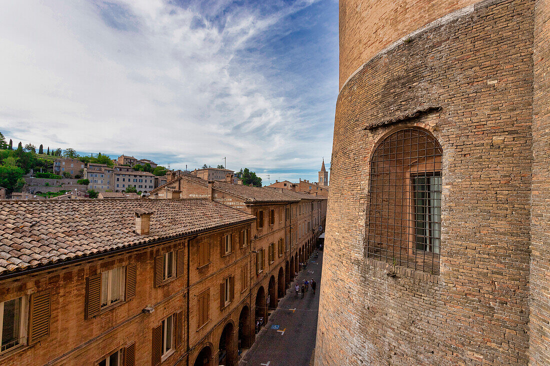 Blick vom Herzogspalast Palazzo Ducale in die Altstadt, Urbino, Pesaro, Marken, Italien, Europa